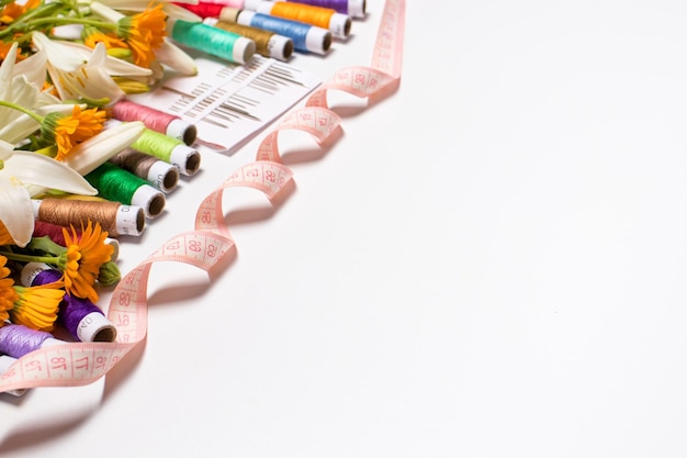 próbki materiałów i nici